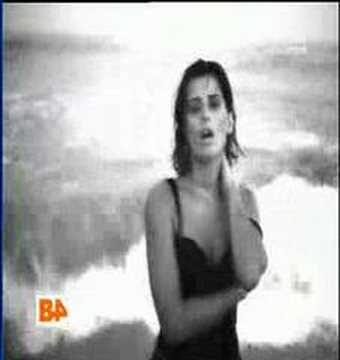 Videoclip: Nelly Furtado - In God's Hands