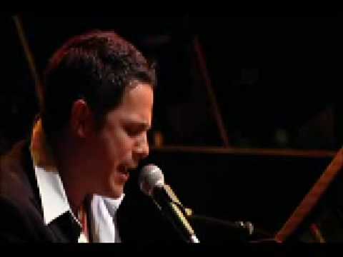 ves - Alejandro cantando en un concierto benefico en los angeles organizado por David Foster para la fundación JC Penney. Alejandro interpretó