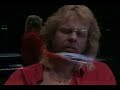 live in chiave acustica con il super tastierista rick wakeman ed il bassista/chitarrista david paton.
in questo video eseguono after the ball tratto dall'album white rock di wakeman