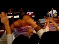 در این هنگام صدها نفر از جوانان رجوع می کند بسوی صحنه اما انتظامیه خیلی قوی که موجود بود، مانع می شود. شور و هلهله به حدی اوج می گیرد که منی که در پشت یکی از کامره های فلم برداری بودم، نتوانستم ببینم و بفهمم که داود کجا شد و چه اتفاقی افتاد ـ چون رجوع کنندگان آنقدر هیجانی گردیده و به وجد آمده بودند که یکی سر شانه دیگری بالا می شدند طوری که صحنه را برای چند دقیقه از چشم کسانی که در وسط سالن بودند، ناپدید کردند. کنسرت بیشتر از یک ساعت و نیم به همین صورت ادامه یافت تا مجری کنسرت دوباره آمده از جوانان تقاضا کرد که حد اقل از شانه های همدیگر پایین شوند تا مزاحم دیگران نباشند.بخش اول کنسرت به همین ترتیب خاتمه یافت و بخش دوم بعد از نیم ساعت تفریح آغاز گردید. مجری کنسرت، لطیف اکبری، از هارون جان یوسفی که از لندن تشریف آورده بود، خواهش کرد تا چند پارچه طنز برای حاضرین بخواند. هارون یوسفی طنز «کیسه مال» و «گدودی» را با مهارت خاصی که در دایره هنر و ادبیات دارد، خواند طوریکه دل ها همه پر می کشیدند بسوی فضا. در آخیر آقای یوسفی در مورد داود سرخوش چند جمله ای گفت ـ این گونه که داود سرخوش نسلی را تربیه کرده که هیچ هنرمند دیگری این کار را نتوانسته است. وی ادامه داد و گفت که داود سرخوش هر شعری را که انتخاب می کند و هر آهنگی را که می خواند، سنجیده می خواند و رویش فکر می کند، بناً داود سرخوش را نمی توانیم با اکثریت قاطع هنرمندان امروزی افغانستان مقایسه کنیم و من این توفیق را به داود جان سرخوش تبریک می گویم..!