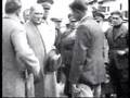 Atat�rk Bir K�yl�y� D�nlerken