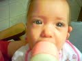 Ana sostiene la mamadera solita