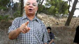 عايد علي الصالح في قرية معلول المهجرة على خلفية بيت جده المهدم