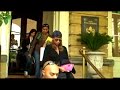 tyra banks is in de stad. het amerikaanse supermodel is in amsterdam voor opnames van het televisieprogramma america's next top model. ze kwam zaterdag aan in het amstel hotel. 
in dat programma strijden dertien vrouwen om de titel. het format is wereldwijd verkocht. in nederland zijn vier seizoenen van de nederlandse variant, hollands next top model, uitgezonden. 
de opnames zijn zondag begonnen in de angel studio's in de houthavens en zullen enkele weken duren