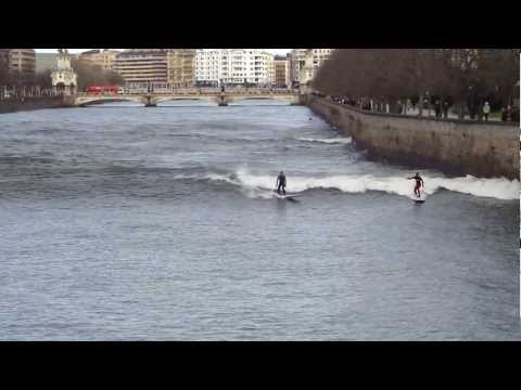 Surf en el rio Urumea de San Sebastián