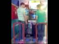 Cesar y Dani bailando en una maquina en parquesur