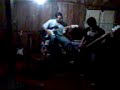 Jhonny no baixo, muscula na guitarra tokando ate o fim
