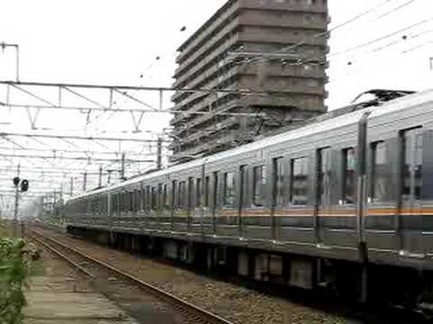 207系　摂津富田駅到着