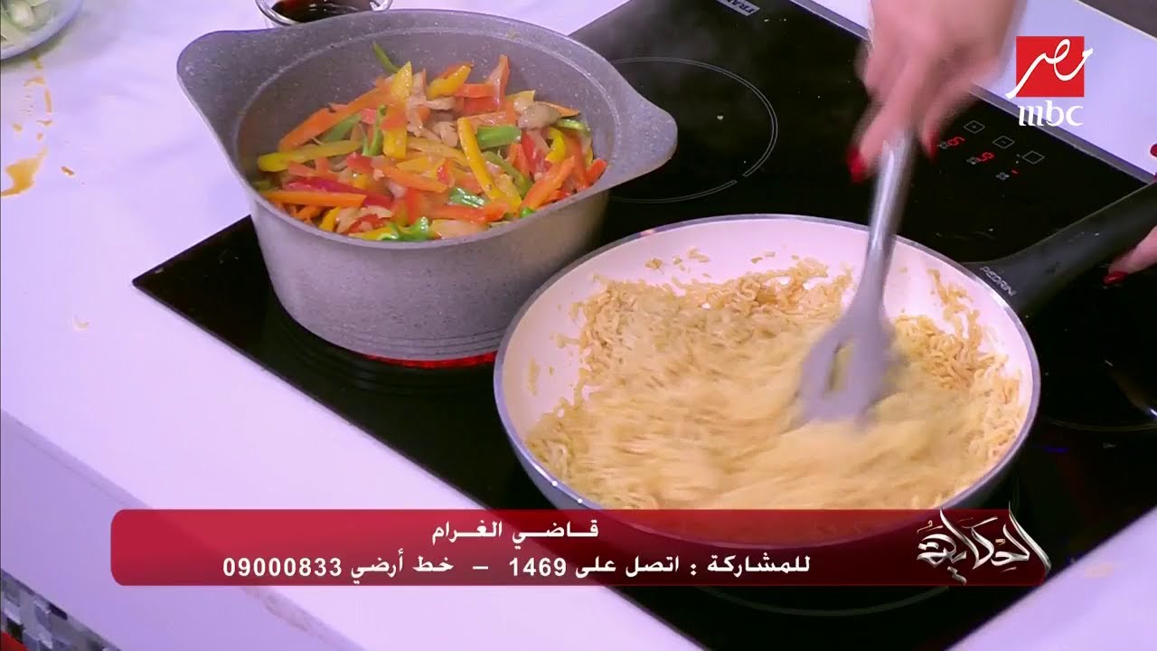 جيجي زايد تشرح طريقة عمل النودلز داخل مطبخ "الحكاية"