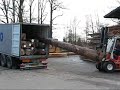 zeecontainer met boomstammen lossen zeecontainer met boomstammen lossen