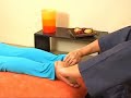 O Mestre de Reiki Johnny De' Carli exemplifica uma aplicação de Reiki nos pés.