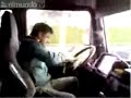 Las imágenes de un camionero que aparece en un vídeo de internet bailando sobre el asiento del vehículo que conducía mientras circulaba por una autopista que une Bélgica y Holanda, causaron hoy estupor en este primer país. El vídeo, grabado por su hermano, se ha hecho ya muy popular en la red, puesto que el protagonista llega en su entusiasmo a saltar sobre el asiento del conductor, incluso a abandonarlo, mientras se ve claramente cómo el camión continúa circulando. Las imágenes muestran al ...