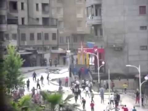 اشتباكات عنيفة في تيزي وزو شرق الجزائر 20-4-2014 Algérie Affrontements Tizi Ouzou