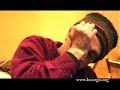 si vic chesnutt a depuis longtemps gagn� ses lettres de noblesse dans le paysage folk, sa r�cente tourn�e europ�enne a marqu� une v�ritable cons�cration, s'accompagnant de moults �loges et marques de respect. on ignore si c'est l'effet silver mount zion en backing band, l'effet constellation ou simplement la reconnaissance mais une chose est s�re, tout cela est plus que m�rit�. c'est donc avec une timidit� r�v�rencieuse que nous avons abord� vic chesnutt pour cette 41e session acoustique du cargo.  

et puis l�, tout s'est encha�n�, on ne sait trop comment... la distance a fondu aussi vite que la g�ne.  

le bar de la maroquinerie nous a gentiment accueillis, nous offrant les couleurs et quelques lumi�res additionnelles pour achever de placer vic chesnutt dans un cadre lumineux. un petit clin d'?il additionnel avec une exposition de photos de renaud monfourny. en arri�re plan, une ancienne photo de vic, casquette viss�e sur la t�te.  

ne pr�tant aucune attention � l'agitation des cuisines et l'organisation du restaurant pour le soir, vic chesnutt transcende les trois chansons qu'il nous offre ce jour l�.  

au jeu des cargo requests, le musicien ne s'est pas fait prier pour jouer supernatural, demand� en m�moire d'un concert fabuleux � bruxelles en 1998.  

du dernier album (north star deserter), il nous a offert le t�nu fodder on her wings et, � notre demande, le d�chirant everything i say.  

une session qui restera sans aucun doute aussi grav�e dans les esprits que le premier concert, g�n�reuse et d'une humilit� bouleversante.  

un immense merci � vic chesnutt, dirk, doris et la maroquinerie  

www.lecargo.org  

www.vicchesnutt.com  

www.myspace.com/vicchesnutt