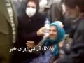 زخمي شدن يك مادر پير دراعتراضات 16آذر توسط مزدوران.wmv