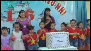 Đồng chí Hoàng Thị Hà, Phó Bí thư Thường trực Thành ủy tặng quà Trường Mầm non Phương Đông