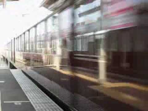 上牧駅を通過する新幹線のぞみと、阪急特急京都線