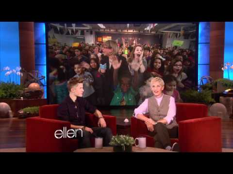 Justin Bieber le regala $100 Mil D�lares a una escuela de ni�os Videos