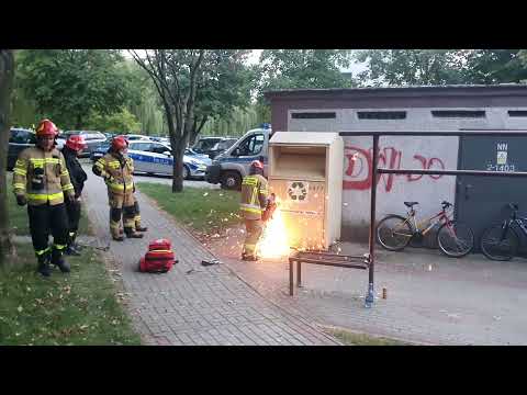 STRAŻACY WYCIĄGAJĄ PIJANEGO MĘŻCZYZNĘ Z KONTENERA NA ODZIEŻ