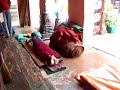 Un bouddhiste en pleine priere - Priere Bouddhiste a Bodhgaya
