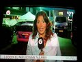 Gezinsdrama in Almere ALMERE - Aan het Jeroen Boschplantsoen in Almere heeft zich een gezinsdrama afgespeeld. Het gaat om een 46-jarige man en zijn twee dochtertjes Chelsea van zeven jaar en Bridget van drie jaar oud. De kinderen woonden bij de 35-jarige moeder in Lelystad. Zij arriveerde tegen half zes bij de woning van haar ex-man aan het Jeroen Boschplantsoen in Almere en vertrouwde het niet dat ze niet naar binnen kon. De politie forceerde vervolgens de deur. Hoe de drie om het leven zijn gekomen, wil de politie niet zeggen. Het rijtjeshuis en de naburige woningen in de nieuwbouwwijk Tusen de Vaarten zijn met linten afgezet. De politie heeft bij het huis een tent opgebouwd om de voordeur van de buitenwereld af te schermen. De familie krijgt slachtofferhulp. Vorige maand was er in Nederland ook al een familiedrama. Een 46-jarige man uit Zwijndrecht bracht in het Brabantse Bavel eerst zijn ex-vriendin om het leven. Daarna vermoordde hij in Zwijndrecht zijn twee kinderen en ex-vrouw, alvorens hij zichzelf het leven benam. Spanning liep steeds verder op Almere - Bij het gezinsdrama in Almere heeft, volgens buurtbewoners, de scheiding een belangrijke rol gespeeld. Zij verklaarden gisteren dat de politie tot voor kort herhaaldelijk langs moest komen voor heftige ruzies. Buren stellen dat de vermoedelijke moordenaar de vader van zijn ex onlangs in het ziekenhuis heeft geslagen. Daarmee zouden de spanningen verder zijn opgelopen. Bovendien zou de man in grote financiële <b>...</b>
