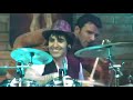 alex gonzalez baterista de mana toca la cancion me vale con elias en www.casonadelacondesa.com  esto despues de una de sus presentaciones en veracruz con la gira amar es combatir. esto habla de la buena vibra de esta banda tapatia que trae al puerto de veracruz. bien por alex y bien por mana.