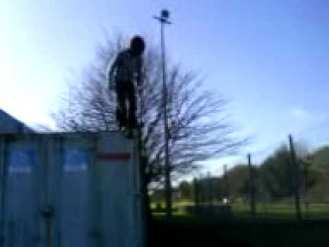 Parkour de boca en el parque