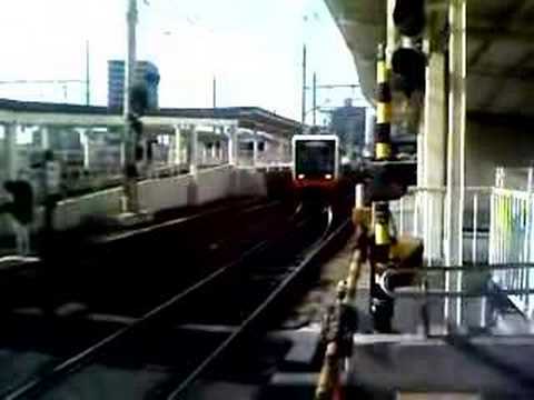伊予鉄道古町駅の構内踏切と市内電車(電車行き違い編)
