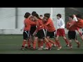 impresa futbolclub:i ragazzi del '95 (cat. giovanissimi) allenati da andrea cardone espugnano il campo della cisco (1-2) con una doppietta del capitano, dario catania. nelle immagini il gol di dario che porta in vantaggio all'11� del primo tempo il futbolclub. dario s'incunea nella difesa della cisco, entra in area e piazza un micidiale rasoterra a incrociare sul secondo palo. grandissimo gol! alla totti...?
per il presidente del futbolclub, luca bergamini e per tutto il team una giornata da incorniciare (il 23 febbraio 2008). complimenti alla cisco che obiettivamente non avrebbe demeritato di pareggiare:la partita � stata combattutissima. grande agonismo e correttezza in campo e grande sportivit� sugli spalti, davvero un bell'esempio quello che arriva dal calcio giovanile...
queste le formazioni: cisco 1 matera, 2 tabacchi, 3 rausa, 4 sterlicchio (cap), 5 rossi, 6 trombetta, 7 centra, 8 taglienti, 9 d'agapiti, 10 tassi, 11 copponi, 12 di piero , 13 peroni, 14 bevilacqua,15 manzoni, 16 de santis, 17 guglielmi, 18 contino. allenatore: piangerelli. cambio nel primo tempo. uscito centra per infortunio, entrato de santis. secondo tempo: esce tassi entra peroni; esce taglienti entra manzoni; escono tabacchi e rausa, entrano guglielmi e bevilacqua; 
esce trombetta entra contino.
futbolclub: 1 mazzanti, 2 cappello, 3 bulla, 4 alfano, 5 fruscella, 6 rebecchini, 7 vladovich, 8 catania, 9 giulio rosati, 10 vivenzio, 11 soldano; 12 magistrelli, 13 ceccarelli, 14 giorgio rosati, 15 galletti, 16 dentice. allenatore: cardone.
cambi. nel corso secondo tempo: esce cappello, entra ceccarelli; esce mazzanti, entra magistrelli; esce vladovich, entra dentice; esce vivenzio entra galletti; esce soldano, entra giorgio rosati.