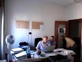 Scimmie in ufficio, scherzi e bastardate tra colleghi.