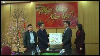 Đồng chí Nguyễn Mạnh Hà, Phó Bí thư Thành ủy tặng quà, động viên các đơn vị trực Tết.