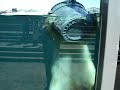 ours polaire jouant avec une poubelle au zoo de quebec