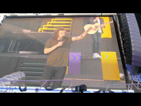 Harry Styles moans | moaning game in OTRA One Direction Helsinki 27/06/2015