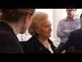 bernadette chirac est pass�e au qg de campagne. entre deux encouragements aux �quipes, et avant de repartir avec du mat�riel de campagne pour faire elle-m�me du porte � porte, madame chirac explique pourquoi elle soutient nicolas sarkozy.