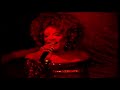 espectaculo realizado en la salanoches de salsa en valencia espa�a con la participacion de ariel cumba ,andresto meteoro y el ballet areito el pasado 21 de octubre, la incomparable celia cruz habr�a cumplido 83 a�os. a pesar de no estar entre nosotros desde ya hace a�os, la guarachera de cuba, sigue viva --m�s all� de los esc�ndalos en que se vio envuelto su nombre y el de su esposo, pedro knight, y del juicio al albacea econ�mico del viudo de la cantante-- gracias a su inmenso legado art�stico, a las canciones y videos que siguen disfrut�ndose en su voz y a la representaci�n de una obra teatral sobre su vida. tambi�n gracias a la labor que realiza omer pardillo al frente de la fundaci�n que lleva el nombre de la reina de la salsa.
en espa�a, pa�s donde no le fue f�cil darse a conocer y triunfar, celia ha quedado como �cono del sabor de los latinos en general y de los cubanos en particular, como imagen de una estrella forjada con trabajo, constancia y dignidad, sobre una base de talento musical y esc�nico. prueba de ello es la entusiasta acogida brindada al espect�culo tributo a una reina, que se estren� esta semana en
valencia.
el cantante y bailar�n ariel cumb�, quien sumara a su trabajo en el cabaret tropicana de la habana y a sus estudios en el conservatorio de guanabacoa, �xitos como drag queen cantando con su voz repertorios tan dif�ciles y variados como el de barbra streisand, nacha guevara, elena burke y la lupe en escenarios de nueva york, las vegas y miami, ha concebido este homenaje, donde interpreta 10 de los �xitos m�s conocidos de celia.
''ella encierra mucho de la grandeza de nuestra cultura. es s�mbolo de la gracia, el sabor y tambi�n la calidad humana de nuestro pueblo'', me dec�a ariel antes de subir a escena acompa�ado de 10 bailarines del grupo are�to, formado por bailarines espa�oles de diferentes g�neros --desde el flamenco a la danza moderna--, con coreograf�a de
beatriz roble y la participaci�n como invitado del cantante andr�s ''meteoro'' mart�nez, quien trabajara en las agrupaciones de issac delgado y de manol�n ``el m�dico de la salsa'', entre otras orquestas cubanas.
''tuve la suerte y el honor de conocer personalmente a celia, quien era amiga de mis padres. era incre�ble y maravillosa. nunca hab�a cantado sus �xitos y quise hacerle este tributo con todo respeto y admiraci�n'', comenta ariel, quien no busca hacer una imitaci�n, ni mucho menos una caricatura: ``copiarla ser�a imposible y no entra dentro de mi estilo de trabajo. yo canto sus �xitos con arreglos nuevos en muchos casos y me inspiro en su imagen esc�nica, pero sin pretender imitarla. lo hago desde mi personalidad art�stica y con
humildad''.
el espect�culo comenzar� una gira por toda la pen�nsula y ariel no descarta cruzar el atl�ntico para presentarse en miami y nueva york. ``me ser� muy grato volver a ver a tantos amigos que tengo del otro lado del charco. dios dir�''.