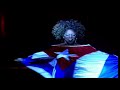 espectaculo realizado en la salanoches de salsa en valencia espa�a con la participacion de ariel cumba ,andresto meteoro y el ballet areito el pasado 21 de octubre, la incomparable celia cruz habr�a cumplido 83 a�os. a pesar de no estar entre nosotros desde ya hace a�os, la guarachera de cuba, sigue viva --m�s all� de los esc�ndalos en que se vio envuelto su nombre y el de su esposo, pedro knight, y del juicio al albacea econ�mico del viudo de la cantante-- gracias a su inmenso legado art�stico, a las canciones y videos que siguen disfrut�ndose en su voz y a la representaci�n de una obra teatral sobre su vida. tambi�n gracias a la labor que realiza omer pardillo al frente de la fundaci�n que lleva el nombre de la reina de la salsa.
en espa�a, pa�s donde no le fue f�cil darse a conocer y triunfar, celia ha quedado como �cono del sabor de los latinos en general y de los cubanos en particular, como imagen de una estrella forjada con trabajo, constancia y dignidad, sobre una base de talento musical y esc�nico. prueba de ello es la entusiasta acogida brindada al espect�culo tributo a una reina, que se estren� esta semana en
valencia.
el cantante y bailar�n ariel cumb�, quien sumara a su trabajo en el cabaret tropicana de la habana y a sus estudios en el conservatorio de guanabacoa, �xitos como drag queen cantando con su voz repertorios tan dif�ciles y variados como el de barbra streisand, nacha guevara, elena burke y la lupe en escenarios de nueva york, las vegas y miami, ha concebido este homenaje, donde interpreta 10 de los �xitos m�s conocidos de celia.
''ella encierra mucho de la grandeza de nuestra cultura. es s�mbolo de la gracia, el sabor y tambi�n la calidad humana de nuestro pueblo'', me dec�a ariel antes de subir a escena acompa�ado de 10 bailarines del grupo are�to, formado por bailarines espa�oles de diferentes g�neros --desde el flamenco a la danza moderna--, con coreograf�a de
beatriz roble y la participaci�n como invitado del cantante andr�s ''meteoro'' mart�nez, quien trabajara en las agrupaciones de issac delgado y de manol�n ``el m�dico de la salsa'', entre otras orquestas cubanas.
''tuve la suerte y el honor de conocer personalmente a celia, quien era amiga de mis padres. era incre�ble y maravillosa. nunca hab�a cantado sus �xitos y quise hacerle este tributo con todo respeto y admiraci�n'', comenta ariel, quien no busca hacer una imitaci�n, ni mucho menos una caricatura: ``copiarla ser�a imposible y no entra dentro de mi estilo de trabajo. yo canto sus �xitos con arreglos nuevos en muchos casos y me inspiro en su imagen esc�nica, pero sin pretender imitarla. lo hago desde mi personalidad art�stica y con
humildad''.
el espect�culo comenzar� una gira por toda la pen�nsula y ariel no descarta cruzar el atl�ntico para presentarse en miami y nueva york. ``me ser� muy grato volver a ver a tantos amigos que tengo del otro lado del charco. dios dir�''.