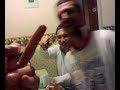 Comaschi senza chiedere il permesso al padrone di casa, apre il frigo e  si fa un panino da solo