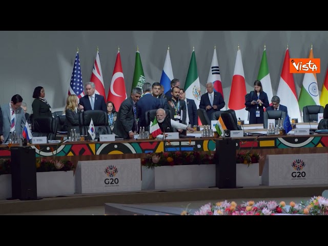 Meloni al G20, la calorosa stretta di mano con il premier indiano Modi a Johannesburg