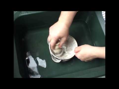 Scuttle - Créer de la mousse à raser à l'aide d'un blaireau de rasage en pur poils de blaireau argentés et d'une crème de rasage Dr Harris dans un scuttle.