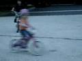 videos de Brooke- now she can really ride w/o training wheels