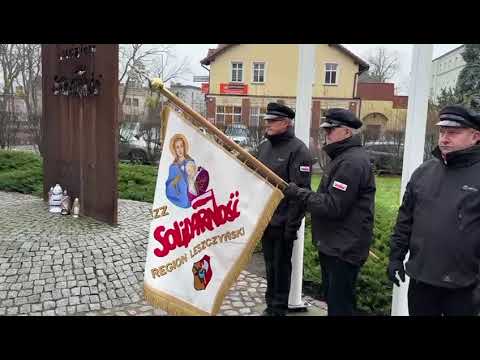 Rocznica stanu wojennego pod pomnikiem Ludziom... :: reporter: Filip WybieralskiLink do artykułu i zdjęć: https://elka.pl/content/view/122690/80/