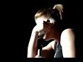 kelly clarkson on the phone during her concert