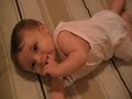 Lívia brincando na cama Lívia brincando na cama