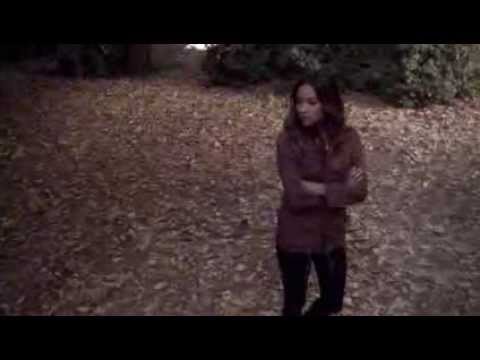 Emily Waits To Meet Alison 4x15 PLL