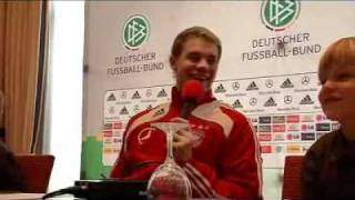 Kinder stellen Fragen an Manuel Neuer