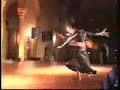 راقصة تسقط خلال وصلتها