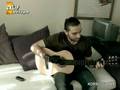 �smail Gitar �alarken