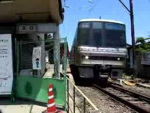 旧柳津駅を通過する3150系電車