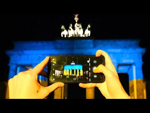 Berlin: Das Brandenburger Tor leuchtet in den Farben der Ukraine