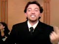 Leonardo descrevendo as vestimentas do apresentador de telejornal